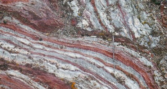 Gypse rouge et blanc du Trias des corbières