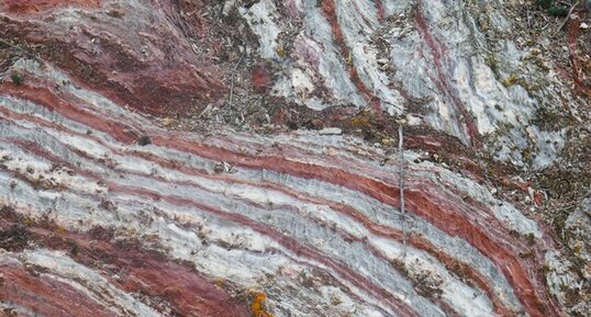 Gypse rouge et blanc du Trias des corbières