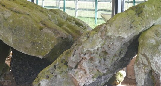 Dalles des dolmens de Changé en grès stampien.