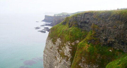 Falaises de craie crétacé surmontées de coulées basaltiques tertiaire,Dunluce,