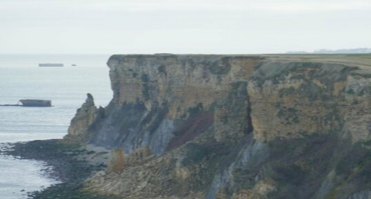 Marnes de Port-en-Bessin surmontées par les calcaires de Saint-Pierre-du-Mont,