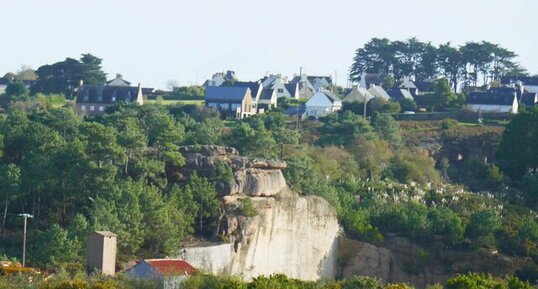 Point de vue sur une carrière de granite rose de la Clarté