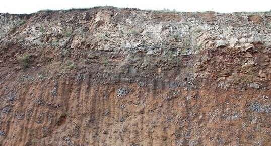Superposition de coulées basaltiques à différents stades d'altération