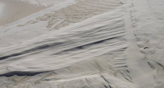 Stratification oblique dans les dunes de sable blanc du Parc National Nambung