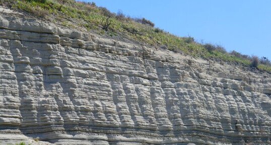 Coupe dans les téphras constituant le maar du Meke Golu