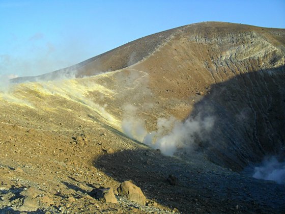 Cratere vulcano emissions de soufre