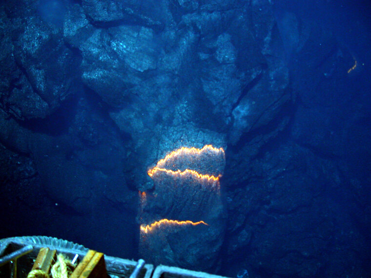 Bands of glowing magma from submarine volcano