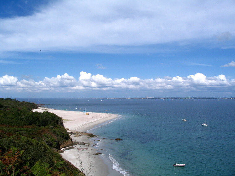 Plage convexe de sable blanc